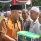 Bupati Bungo menyerahkan paket sembako kepada warga kurang mampu usai pembukaan TMMD Ke-129 di Desa Tanjung Agung. (poto: jambiprima.com).