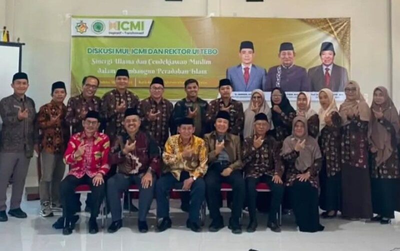 Peserta dan narasumber berfoto bersama usai diskusi 