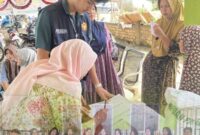 Mahasiswa UNJA memberikan pendampingan intensif kepada hampir 100 pelaku UMKM untuk mengurus Nomor Induk Berusaha (NIB) serta sertifikat halal.( poto: jamberita.com).