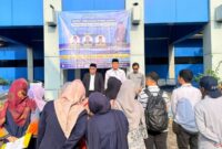 Rektor UIN STS Jambi Prof. Dr. H. Kasful Anwar, M.Pd. melepas peserta Retret Penulisan Artikel Ilmiah di Kampus Telanaipura, Selasa (28/7/2026).(poto: jambiprima.com).