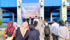 Rektor UIN STS Jambi Prof. Dr. H. Kasful Anwar, M.Pd. melepas peserta Retret Penulisan Artikel Ilmiah di Kampus Telanaipura, Selasa (28/7/2026).(poto: jambiprima.com).
