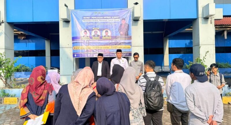 Rektor UIN STS Jambi Prof. Dr. H. Kasful Anwar, M.Pd. melepas peserta Retret Penulisan Artikel Ilmiah di Kampus Telanaipura, Selasa (28/7/2026).(poto: jambiprima.com).
