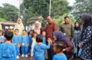 Bunda PAUD Provinsi Jambi Hj. Hesnidar Haris tampak ceria saat menyapa dan berinteraksi dengan anak-anak PAUD dalam kegiatan MPLS di CBC Mawaddah Warrahmah, Jambi.(poto: jambiprima.com).