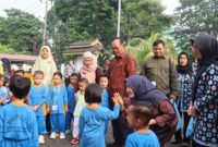 Bunda PAUD Provinsi Jambi Hj. Hesnidar Haris tampak ceria saat menyapa dan berinteraksi dengan anak-anak PAUD dalam kegiatan MPLS di CBC Mawaddah Warrahmah, Jambi.(poto: jambiprima.com).