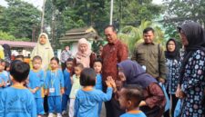 Bunda PAUD Provinsi Jambi Hj. Hesnidar Haris tampak ceria saat menyapa dan berinteraksi dengan anak-anak PAUD dalam kegiatan MPLS di CBC Mawaddah Warrahmah, Jambi.(poto: jambiprima.com).