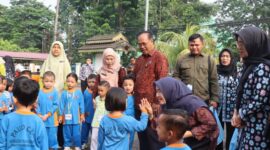 Bunda PAUD Provinsi Jambi Hj. Hesnidar Haris tampak ceria saat menyapa dan berinteraksi dengan anak-anak PAUD dalam kegiatan MPLS di CBC Mawaddah Warrahmah, Jambi.(poto: jambiprima.com).
