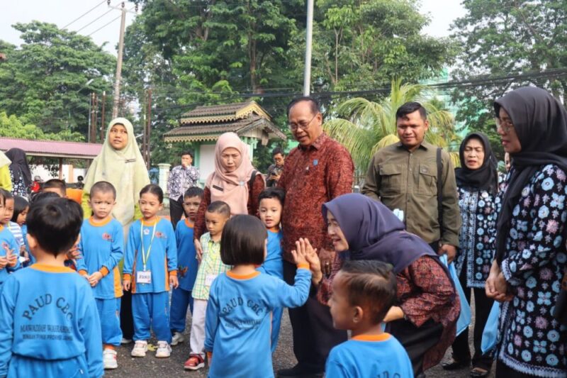 Bunda PAUD Provinsi Jambi Hj. Hesnidar Haris tampak ceria saat menyapa dan berinteraksi dengan anak-anak PAUD dalam kegiatan MPLS di CBC Mawaddah Warrahmah, Jambi.(poto: jambiprima.com).