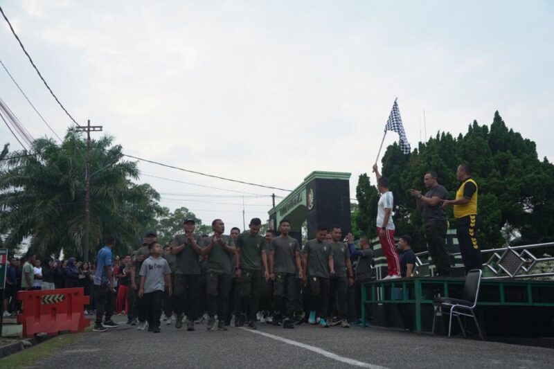 Ribuan warga memadati kawasan Makodim 0415/Jambi untuk mengikuti kegiatan jalan santai pada Minggu (26/7/2026).(poto: jamberita.com)