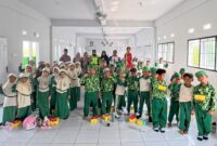 PT Sinar Sentosa Primatama bersama Ditlantas Polda Jambi menggelar edukasi keselamatan berlalu lintas bagi siswa-siswi Madrasah Ibtidaiyah Darul Arifin Kota Jambi.(poto: jamberita.com).