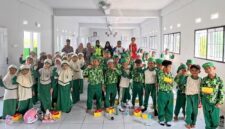 PT Sinar Sentosa Primatama bersama Ditlantas Polda Jambi menggelar edukasi keselamatan berlalu lintas bagi siswa-siswi Madrasah Ibtidaiyah Darul Arifin Kota Jambi.(poto: jamberita.com).