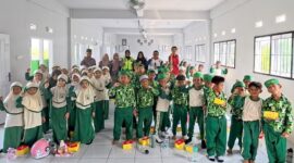 PT Sinar Sentosa Primatama bersama Ditlantas Polda Jambi menggelar edukasi keselamatan berlalu lintas bagi siswa-siswi Madrasah Ibtidaiyah Darul Arifin Kota Jambi.(poto: jamberita.com).