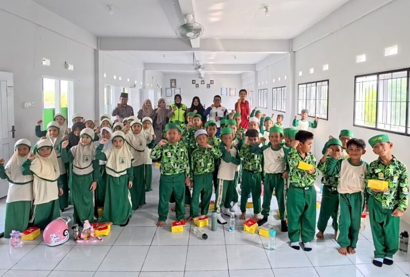 PT Sinar Sentosa Primatama bersama Ditlantas Polda Jambi menggelar edukasi keselamatan berlalu lintas bagi siswa-siswi Madrasah Ibtidaiyah Darul Arifin Kota Jambi.(poto: jamberita.com).