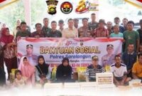 Wakil Bupati Sarolangun, jajaran Polres Sarolangun, Forkopimda, dan para penerima bantuan berfoto bersama usai penyaluran 130 paket sembako.(poto: jambiprima.com).