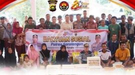 Wakil Bupati Sarolangun, jajaran Polres Sarolangun, Forkopimda, dan para penerima bantuan berfoto bersama usai penyaluran 130 paket sembako.(poto: jambiprima.com).