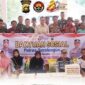 Wakil Bupati Sarolangun, jajaran Polres Sarolangun, Forkopimda, dan para penerima bantuan berfoto bersama usai penyaluran 130 paket sembako.(poto: jambiprima.com).