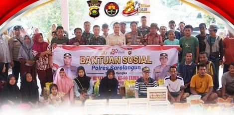 Wakil Bupati Sarolangun, jajaran Polres Sarolangun, Forkopimda, dan para penerima bantuan berfoto bersama usai penyaluran 130 paket sembako.(poto: jambiprima.com).