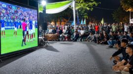 
POPULER 24 JAM
POPULER 7 HARI
1
Polsek Tebo Ilir Isi Materi MPLS di MTsN 6 Tebo, Siswa Dibekali Edukasi Bahaya Narkoba dan Judol
2
Bupati Tebo Hadiri Pelantikan DPP PABPDSI dan Retret Nasional BPD di Purwakarta
3
Camat Sulaiman Optimistis SGC Round 1 di Bungo Berjalan Lancar, Kesiapan Sirkuit Ditinjau Langsung
4
Wabup Tebo Ikut Gerakan Ayah Mengantar Anak, Dorong Peran Orang Tua dalam Pendidikan
5
GMNI Guncang DPRD Jambi, Ivan Wirata: Saya Siap Pasang Badan untuk MBG Asal Zero Korupsi!
Home EVENT  Semifinal Prancis vs Spanyol Disambut Antusias, Nobar di Bangko Dipadati Ratusan Penonton

Semifinal Prancis vs Spanyol Disambut Antusias, Nobar di Bangko Dipadati Ratusan Penonton
Rabu, 15 Juli 2026 - 11:20:30 WIB - Dibaca: 40 kali

Ratusan warga memadati Jalan Jalur Dua Bangko saat mengikuti nonton bareng (nobar) semifinal Piala Dunia yang digelar Diskominfo Merangin bekerja sama dengan TVRI Stasiun Jambi, Rabu dini hari (15/7/2026).
Ratusan warga memadati Jalan Jalur Dua Bangko saat mengikuti nonton bareng (nobar) semifinal Piala Dunia yang digelar Diskominfo Merangin bekerja sama dengan TVRI Stasiun Jambi, Rabu dini hari (15/7/2026).(poto: jambiprima.com).