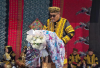 Wali Kota Sungai Penuh Alfin menerima gelar adat Depati Susun Negroi Tanoh Sunge Pnoh pada Kenduri Sko 6 luhah Sungai Penuh, Sabtu 4/7/2026.( poto : seriusnews.id)