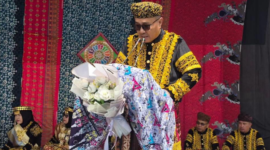 Wali Kota Sungai Penuh Alfin menerima gelar adat Depati Susun Negroi Tanoh Sunge Pnoh pada Kenduri Sko 6 luhah Sungai Penuh, Sabtu 4/7/2026.( poto : seriusnews.id)