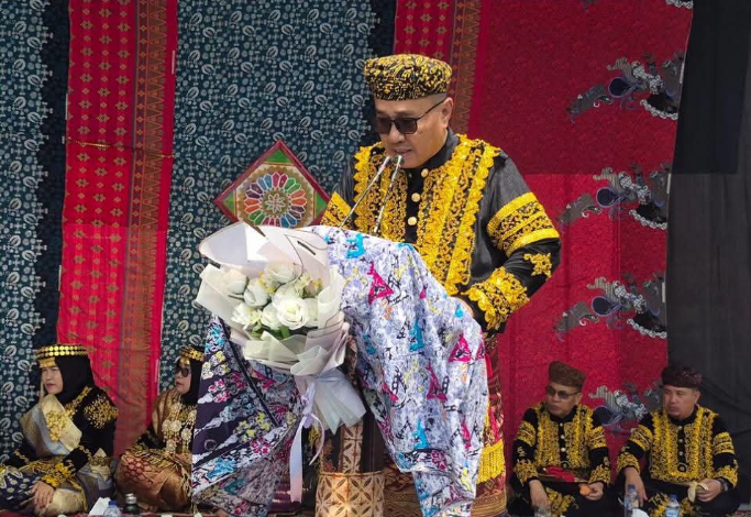Wali Kota Sungai Penuh Alfin menerima gelar adat Depati Susun Negroi Tanoh Sunge Pnoh pada Kenduri Sko 6 luhah Sungai Penuh, Sabtu 4/7/2026.( poto : seriusnews.id)