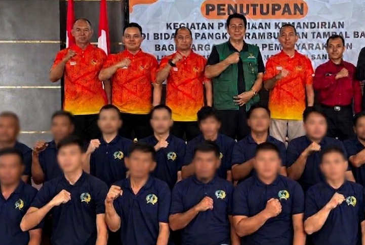 Kalapas Kelas IIB Bangko Heri bersama jajaran, Baznas Kabupaten Merangin, BLK Kabupaten Merangin, dan warga binaan berfoto bersama usai penutupan Pelatihan.(poto: istimewa)