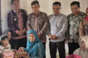 Ketua TP PKK Kota Sungai Penuh Ny. Sri Kartini Alfin mengunjungi seorang anak asuh yang mengalami stunting sekaligus mengidap tumor pada bagian wajah.( poto: istimewa).