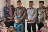 Ketua TP PKK Kota Sungai Penuh Ny. Sri Kartini Alfin mengunjungi seorang anak asuh yang mengalami stunting sekaligus mengidap tumor pada bagian wajah.( poto: istimewa).