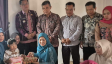 Ketua TP PKK Kota Sungai Penuh Ny. Sri Kartini Alfin mengunjungi seorang anak asuh yang mengalami stunting sekaligus mengidap tumor pada bagian wajah.( poto: istimewa).