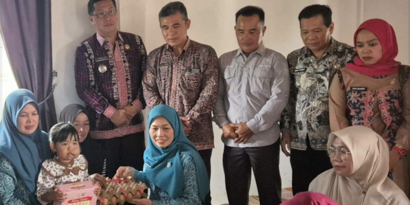 Ketua TP PKK Kota Sungai Penuh Ny. Sri Kartini Alfin mengunjungi seorang anak asuh yang mengalami stunting sekaligus mengidap tumor pada bagian wajah.( poto: istimewa).