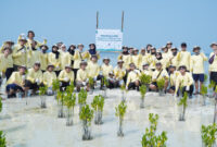 PHI menanam 1.000 bibit mangrove dan 500 bibit lamun sebagai bagian upaya rehabilitasi ekosistem pesisir di Pulau Pari, Kepulauan Seribu, pada Minggu (28/06/2026).( poto :infojambi.com )