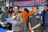 Kapolresta Jambi Kombes Pol. Boy Sutan Binanga Siregar, didampingi Kapolsek Jambi Selatan AKP Taroni Zebua merilis para tersangka dan barang bukti.( poto: jambione.com )