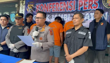 Polisi menangkap tiga pelaku komplotan jambret emas di Kota Jambi. Mereka mengaku beraksi di tujuh lokasi dengan korban mayoritas perempuan.