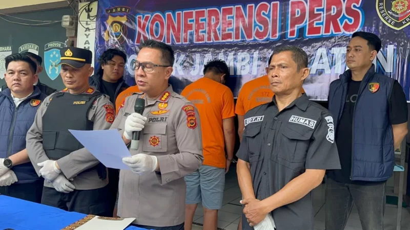 Kapolresta Jambi Kombes Pol. Boy Sutan Binanga Siregar, didampingi Kapolsek Jambi Selatan AKP Taroni Zebua merilis para tersangka dan barang bukti.( poto: jambione.com )