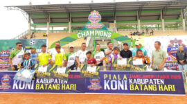 Sekda Batang Hari Resmi Tutup Jambi Junior League 2026, Harapkan Lahir Bibit Pesepak Bola Berprestasi.( poto : infojambi.com )