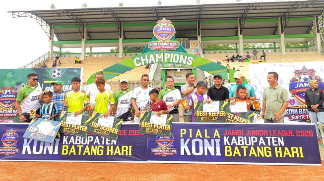 Sekda Batang Hari Resmi Tutup Jambi Junior League 2026, Harapkan Lahir Bibit Pesepak Bola Berprestasi.( poto : infojambi.com )