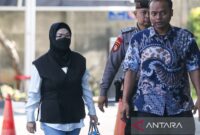 Bupati Sukoharjo Etik Suryani (kiri) dikawal petugas saat tiba di Gedung Merah Putih KPK, Jakarta, Jumat (10/7/2026).(poto: ANTARA).