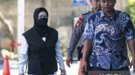 Bupati Sukoharjo Etik Suryani (kiri) dikawal petugas saat tiba di Gedung Merah Putih KPK, Jakarta, Jumat (10/7/2026).(poto: ANTARA).