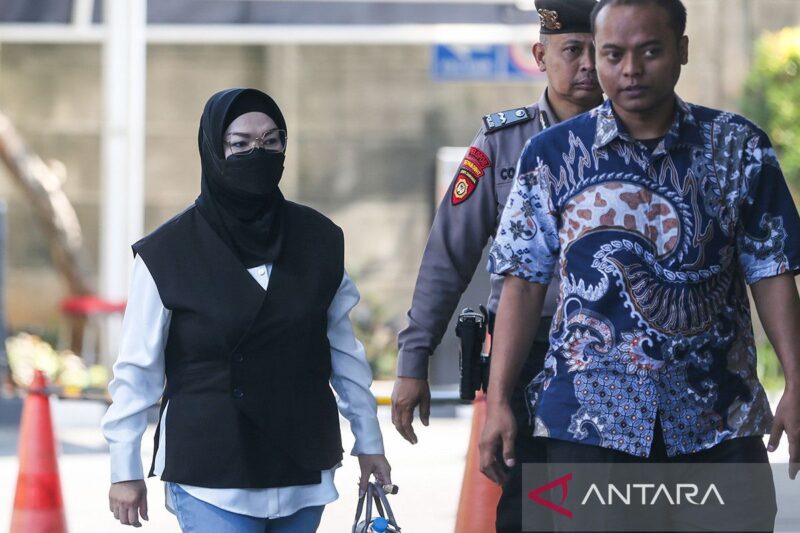 Bupati Sukoharjo Etik Suryani (kiri) dikawal petugas saat tiba di Gedung Merah Putih KPK, Jakarta, Jumat (10/7/2026).(poto: ANTARA).