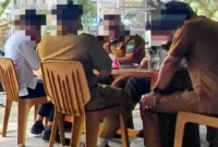 Oknum ASN Aceh Barat Daya (Abdya) asik di warung kopi saat jam kerja.( poto : tribunnews.com).