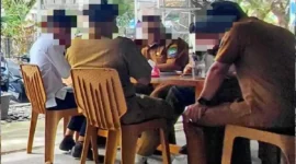 Oknum ASN Aceh Barat Daya (Abdya) asik di warung kopi saat jam kerja.( poto : tribunnews.com).