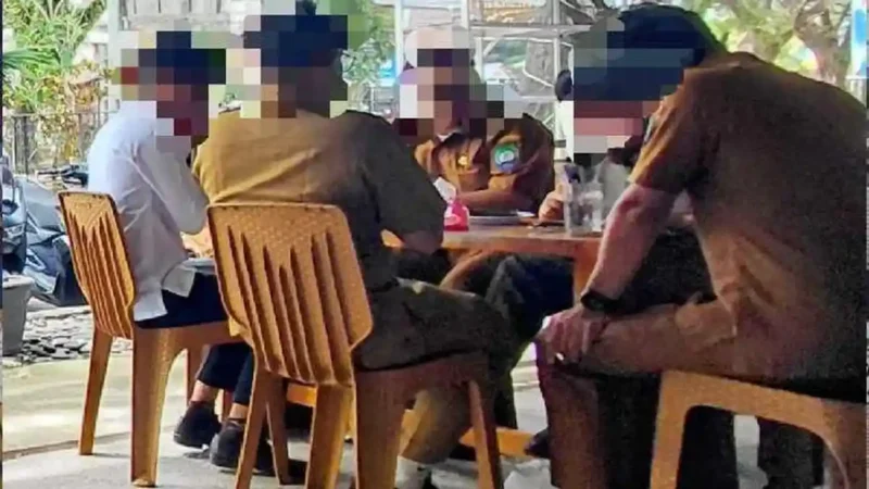 Oknum ASN Aceh Barat Daya (Abdya) asik di warung kopi saat jam kerja.( poto : tribunnews.com).