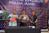 Polda Jambi menetapkan Direktur PT ASR Petrolin Energi berinisial MDG sebagai tersangka kebakaran penampungan bahan bakar minyak (BBM) di Lorong Gado-gado, Kota Jambi, Jumat 10/7/2026).( poto: tribunjambi.com).