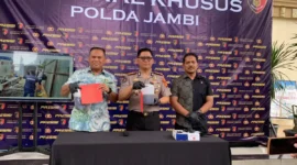 Polda Jambi menetapkan Direktur PT ASR Petrolin Energi berinisial MDG sebagai tersangka kebakaran penampungan bahan bakar minyak (BBM) di Lorong Gado-gado, Kota Jambi, Jumat 10/7/2026).( poto: tribunjambi.com).