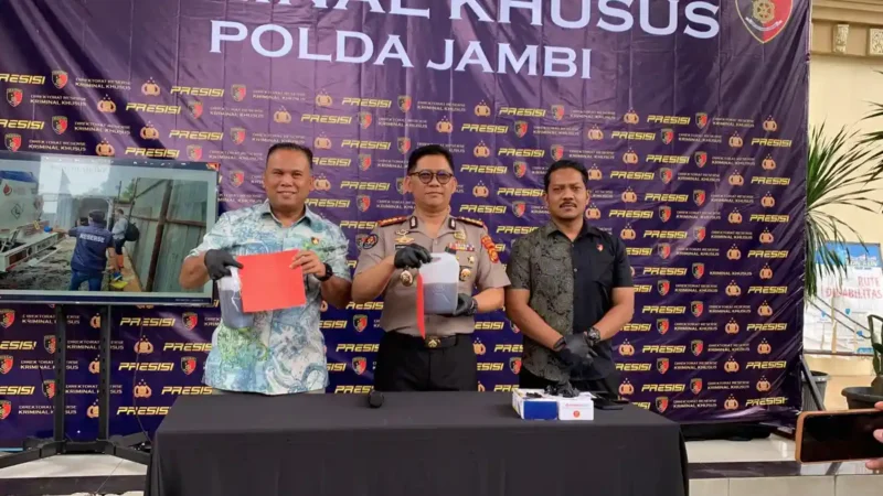 Polda Jambi menetapkan Direktur PT ASR Petrolin Energi berinisial MDG sebagai tersangka kebakaran penampungan bahan bakar minyak (BBM) di Lorong Gado-gado, Kota Jambi, Jumat 10/7/2026).( poto: tribunjambi.com).
