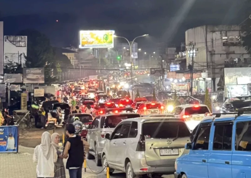 Macet di Kawasan Jamtos Kota Jambi saat malam pergantian tahun 2026.( poto : jambione.com )
