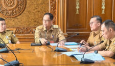 Rapat membahas rencana nonton bareng Piala Dunia 2026, dipimpin Asisten II Setda Provinsi Jambi dan Kepala Dinas Kominfo Provinsi Jambi, Senin.( poto ; infojambi.com)