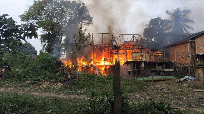 Kebakaran hebat melanda kawasan padat penduduk, di Jalan KHA Tomok, Kelurahan Arab Melayu, Pelayangan, Kota Jambi, Rabu sore.( poto: infojambi.com).