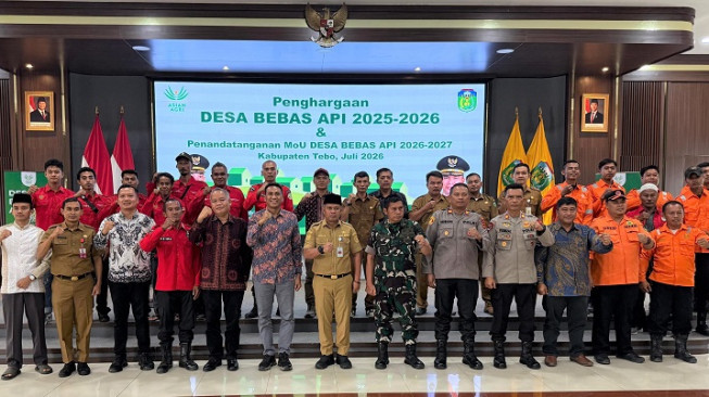 Penyerahan penghargaan Desa Bebas Api 2025–2026, dan penandatanganan komitmen program DBA 2026–2027 kepada lima desa, di Pendopo Rumah Dinas Bupati Tebo.( poto: infojambi.com).