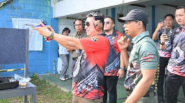 Wakapolda Jambi, Benny Ali, membuka Kejuaraan Menembak Kapolda Cup 2026, di Lapangan Tembak Perbakin Jambi, Jumat.( poto: infojambi.com).