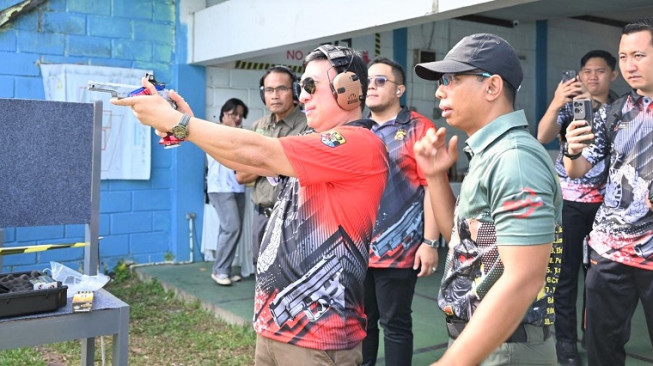 Wakapolda Jambi, Benny Ali, membuka Kejuaraan Menembak Kapolda Cup 2026, di Lapangan Tembak Perbakin Jambi, Jumat.( poto: infojambi.com).